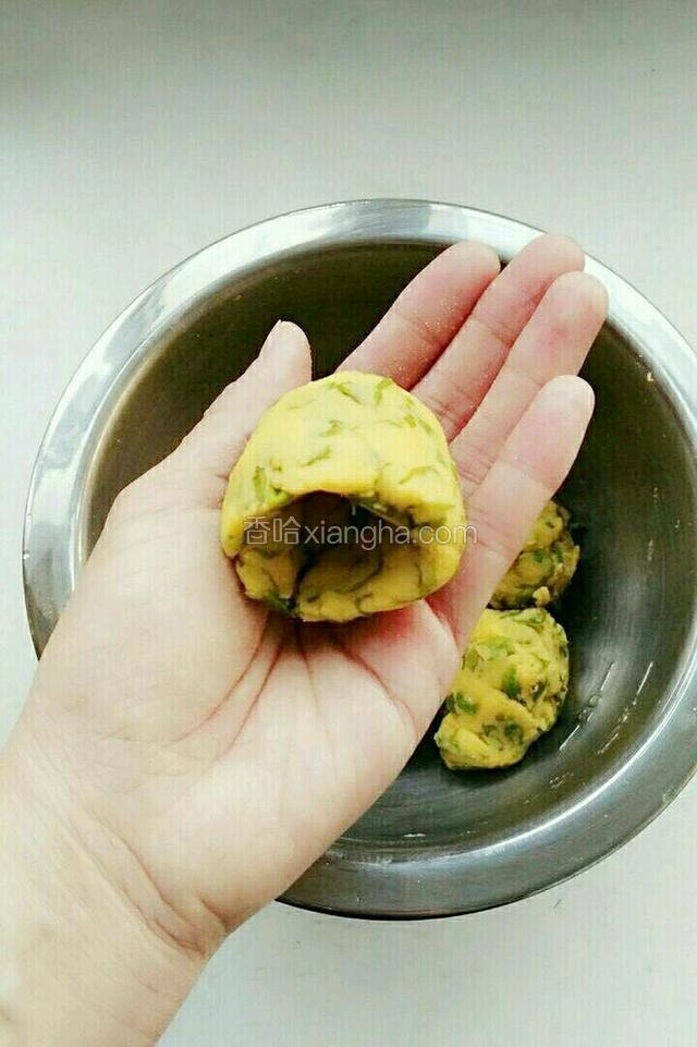 整成窝窝头形状，摆入刷过油的蒸屉内。