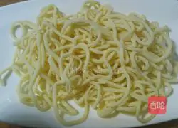 Illustration of how to make braised beans and noodles 1