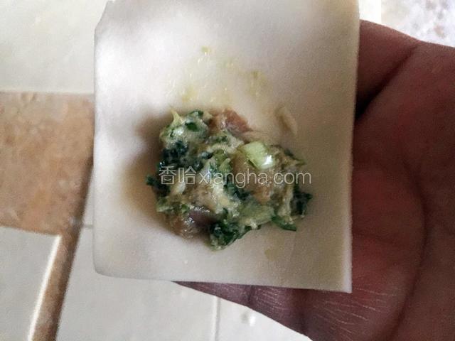 面皮上放上肉馅。