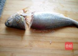 清蒸孔雀开屏黄花鱼的做法图解2