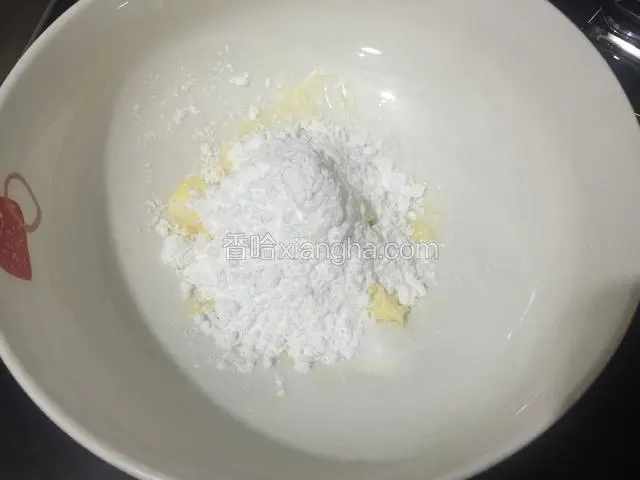黄油提前软化，加入糖粉和盐。