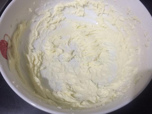 用电动打蛋器打发至黄油颜色发白彭松即可。