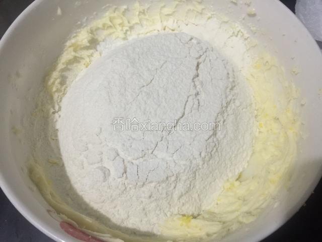 再筛入低筋面粉和玉米淀粉的混合粉。
