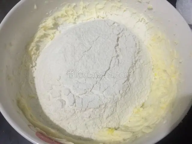 再筛入低筋面粉和玉米淀粉的混合粉。