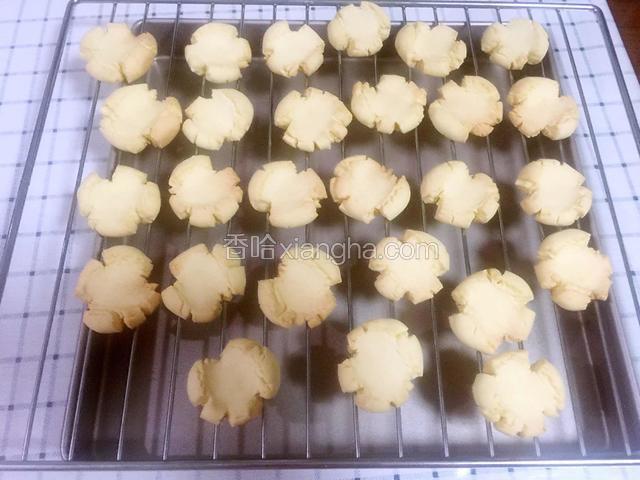把烤好的饼干取出来放在烤网上晾凉。