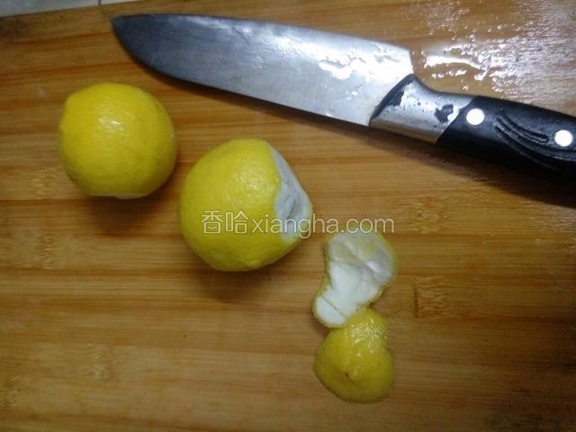 取2到3个柠檬，去皮，