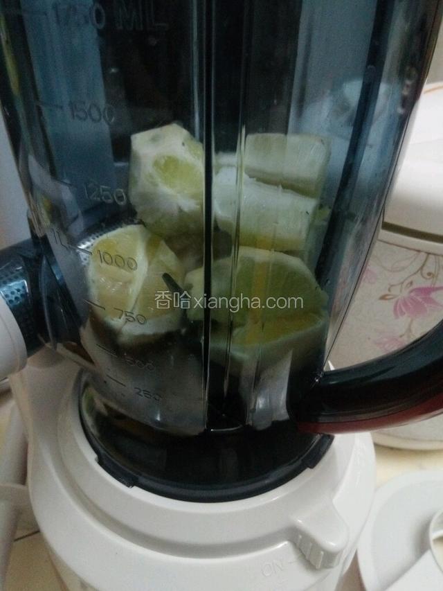 放入料理机，加100毫升水，搅拌