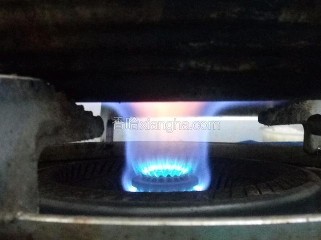 转小火慢慢熬制，