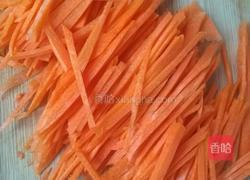 胡萝卜炒肉的做法图解1