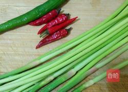 酸辣凉拌蒜薹的做法图解3