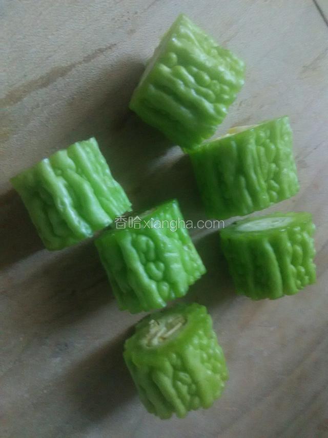 苦瓜洗净切段