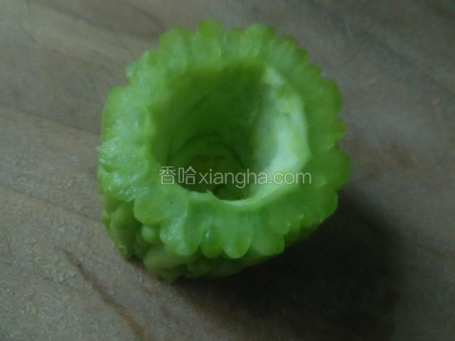 把苦瓜瓤去掉，但是不能全挖透，，得留个底，如图