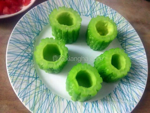 苦瓜摆到盘子里