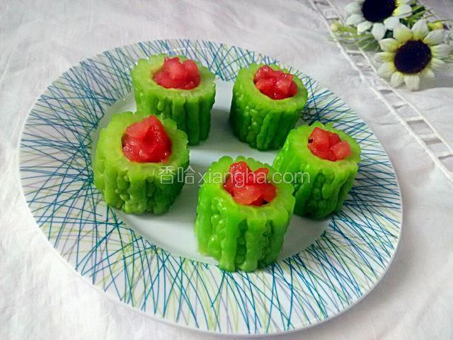 好了，苦瓜盅做好了，大家尝尝吧！