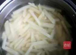 Illustration of making homemade snack potato chips 2