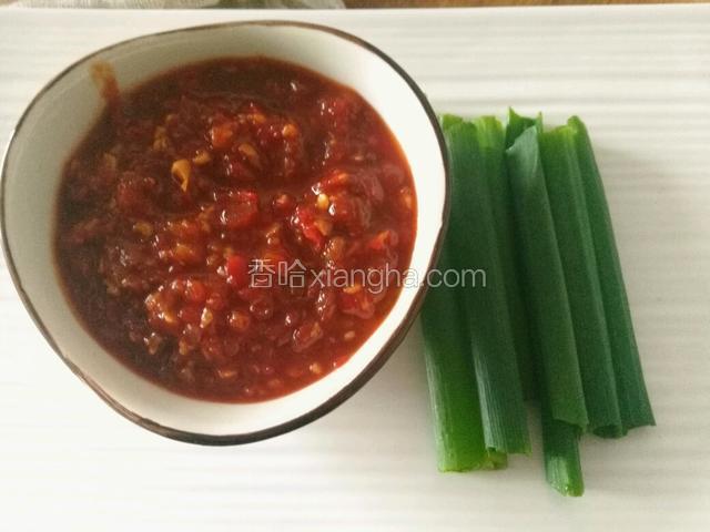 准备辣酱和香葱（辣酱是自己做的，如果没有直接用蒜蓉辣酱就可以）