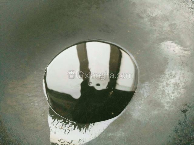 锅里放一点油