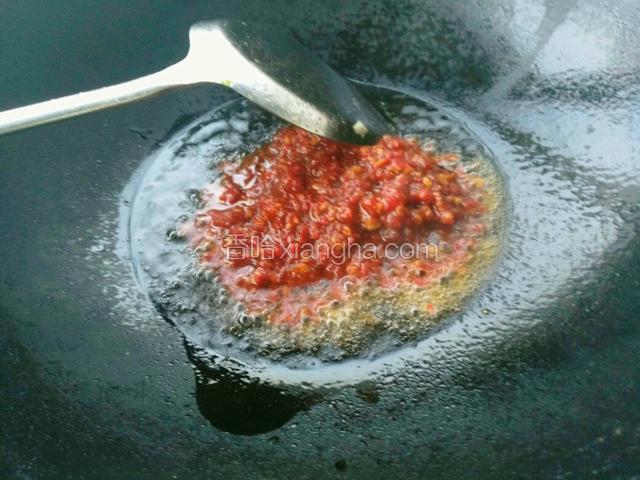 放入辣酱小火煸香