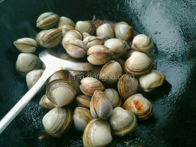 放入蚶子翻炒一下
