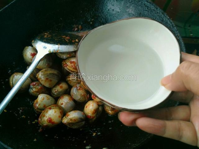 加入小半碗水，继续翻炒