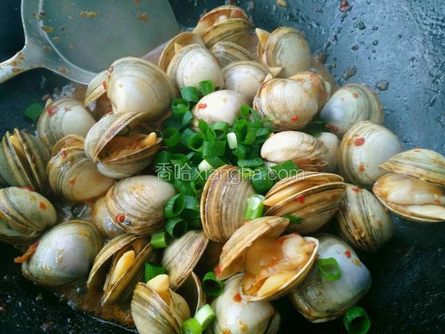 临出锅之前撒上香葱末