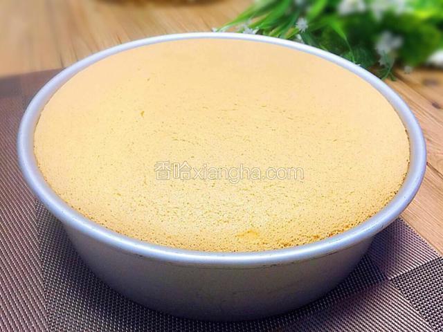 出炉后立马震一下蛋糕模具。