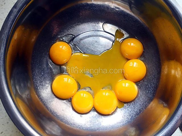 准备两个无油无水的干净大盆，鸡蛋分离蛋黄和蛋清于盆中，分离出来的蛋黄。