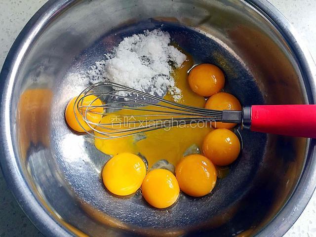 蛋黄中加入白糖用打蛋器搅打至白糖融化。