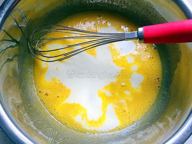倒入牛奶用打蛋器搅打均匀。