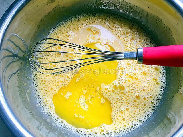 倒入玉米油用打蛋器搅打均匀。