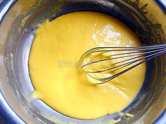 低粉分三次筛入翻拌至光滑细腻无面疙瘩即可，不可过度翻拌至面糊起筋，此时的蛋黄糊就制作完成了。
