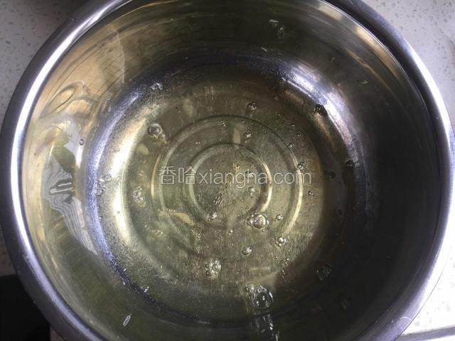 蛋清中加入几滴白醋用低速打发。