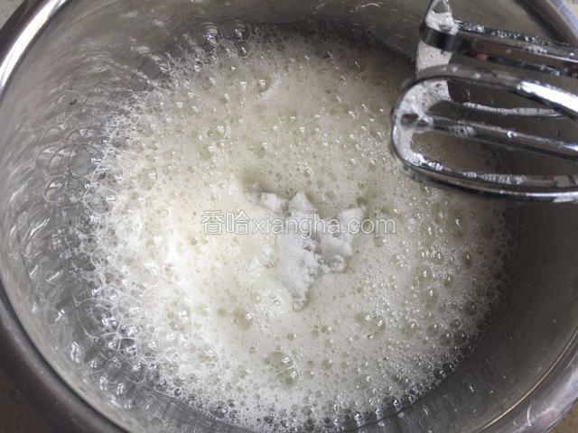 打发至粗泡（鱼眼泡）加入三分之一白糖转高速打发蛋清。
