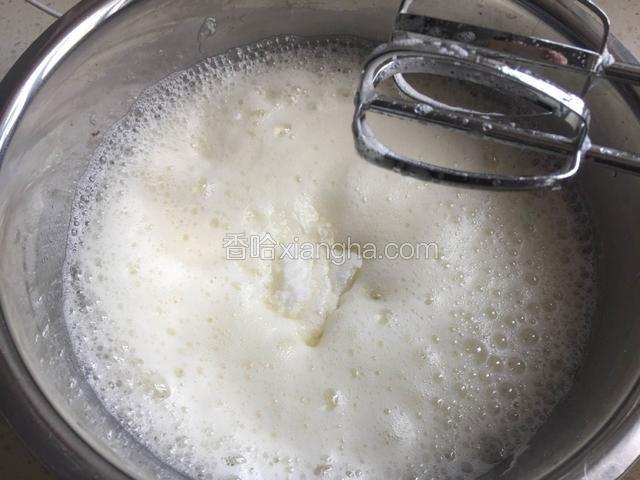 打发蛋白至浓密细泡再加三分之一白糖继续打发。