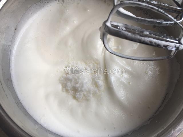 打发至蛋白细腻有纹路时加入剩下的三分之一白糖转中高速打发。