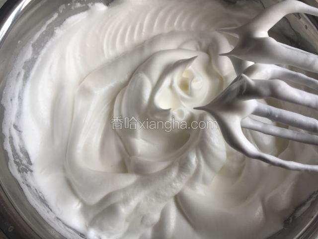 蛋白打发至提起打蛋器能拉出直立尖角为干性发泡，蛋白就打发好了。