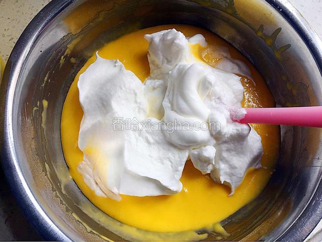 蛋黄糊中取三分之一蛋白霜用硅胶刮刀用翻拌的手法从下往上轻柔快速的翻拌混合均匀。
