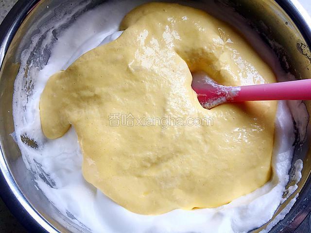 拌好的蛋黄糊倒入剩下的蛋白盆中还是从底部往上轻轻翻拌的手法全部充分混合拌匀。