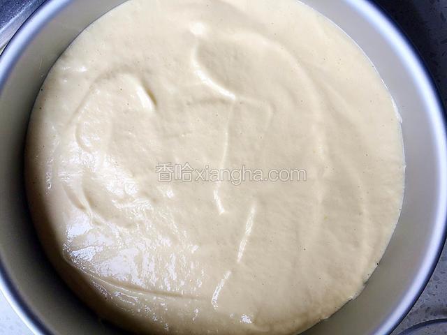 拌好的面糊倒入模具中用硅胶刮刀抹平，端起模具震两下震出大气泡立马放入预热好的烤箱中烤制。