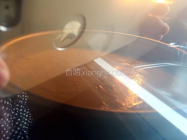 提前预热好烤箱，上下火150度烤80分钟分钟。