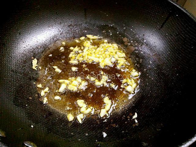 热锅给油加入大蒜炒香