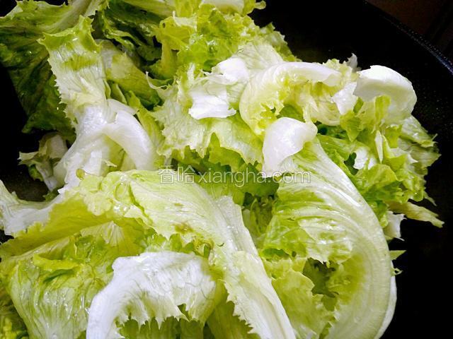 开大火，倒入生菜快速翻炒