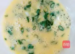 Illustration of how to make egg and green onion cake 3