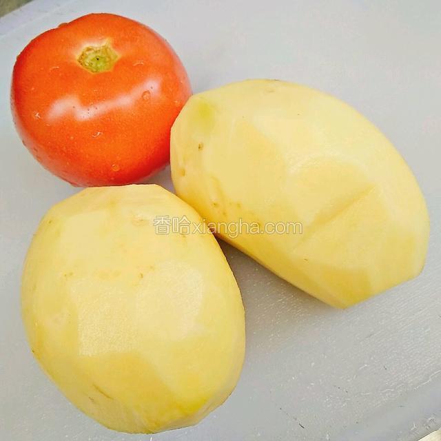 将土豆削皮，西红柿洗净备用。