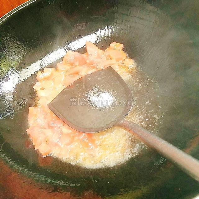 锅内放入适量的油，倒入西红柿加入少许盐翻炒，炒出西红柿的汤汁即可。