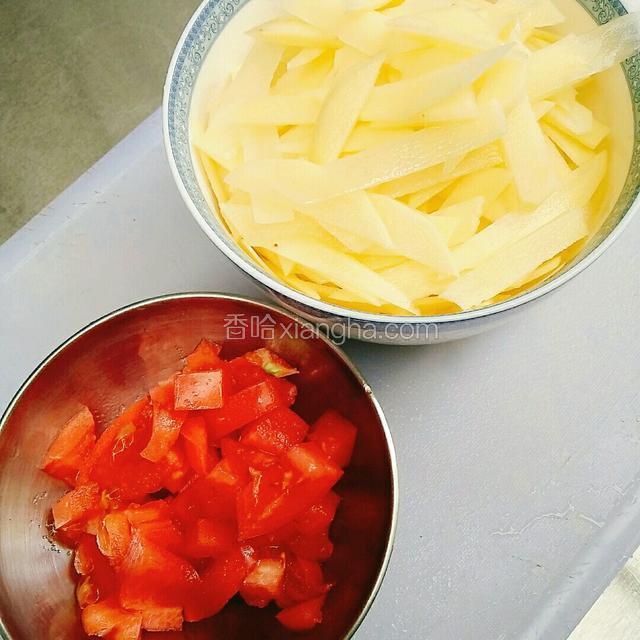 西红柿切丁（越小越好），土豆切片备用。