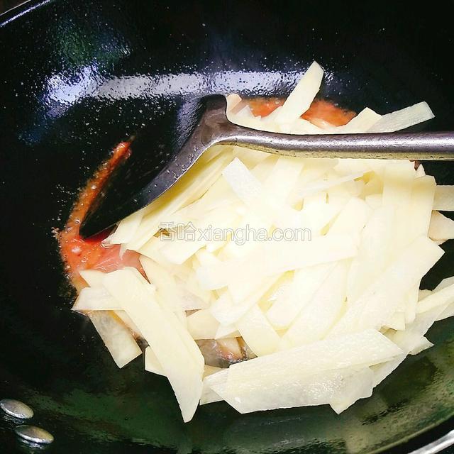汤汁炒出后加入土豆片翻炒。