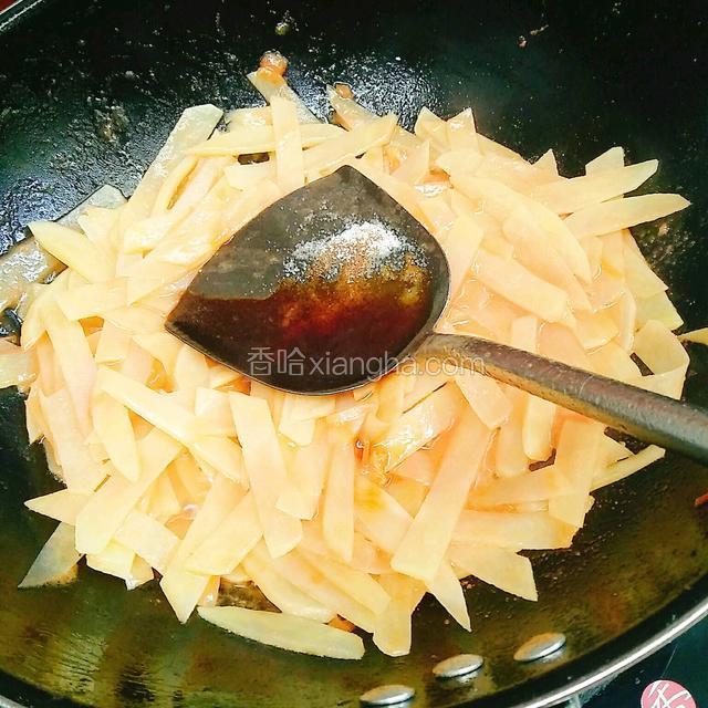 让土豆片都沾上西红柿的汤汁，再加入生抽和盐翻炒。