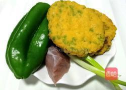 榆钱玉米饼炒肉丁的做法图解1