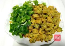 榆钱玉米饼炒肉丁的做法图解2